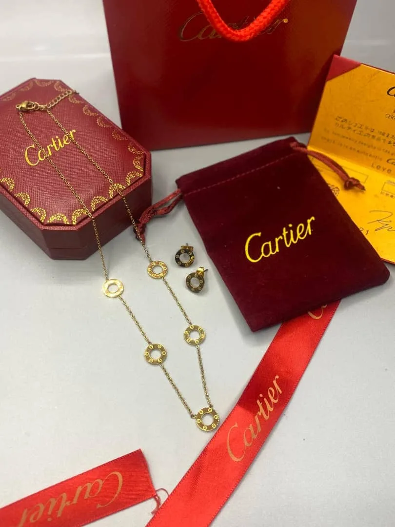 **طقم استيل لامع مكون من سلسال وحلق** - Cartier — Elora